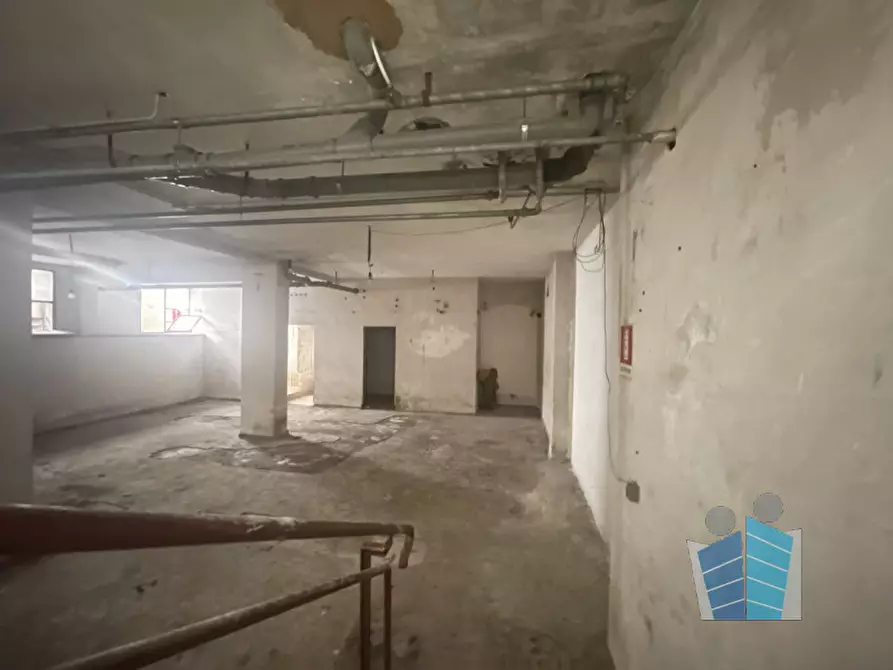 Immagine 9 di Negozio in vendita  in via imbriani a Lecce