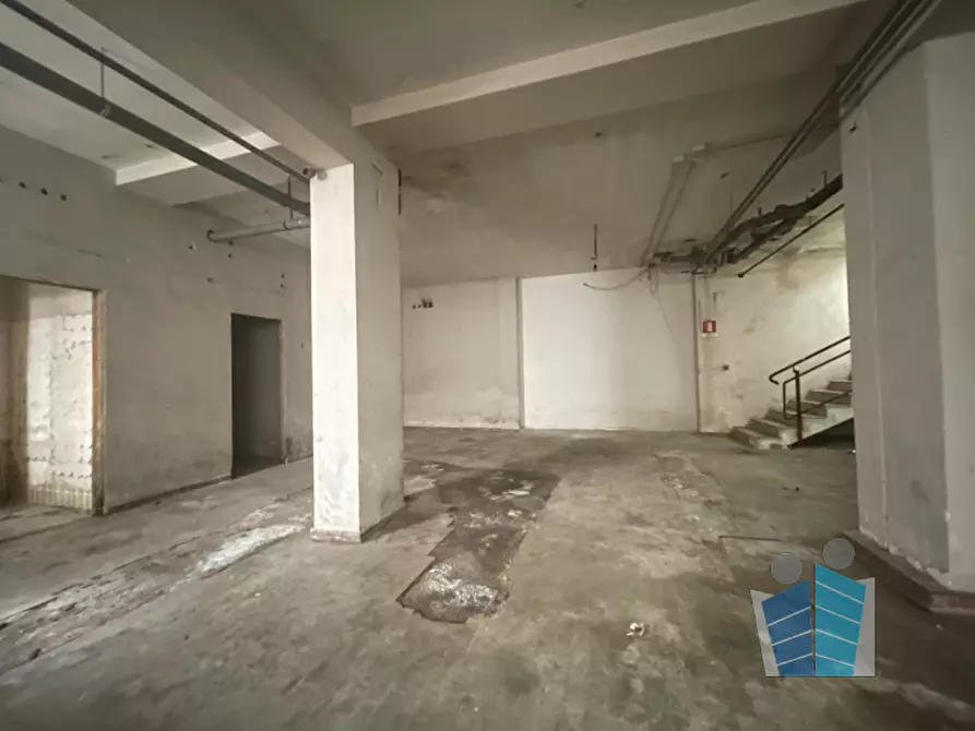 Immagine 12 di Negozio in vendita  in via imbriani a Lecce