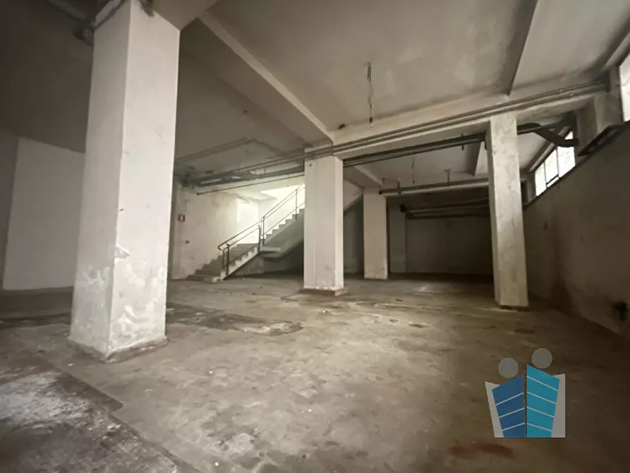 Immagine 13 di Negozio in vendita  in via imbriani a Lecce