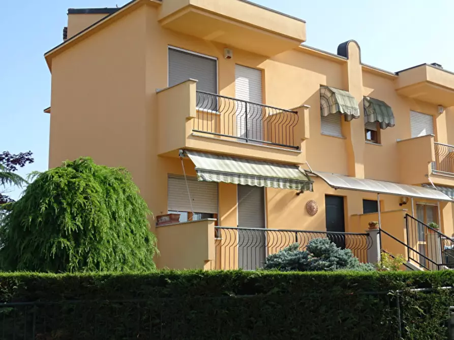 Immagine 1 di Villetta a schiera in vendita  in Via Montebellina a Alba
