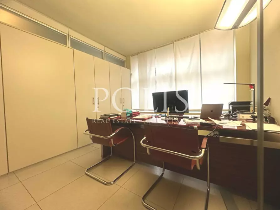 Immagine 8 di Ufficio in vendita  a Como