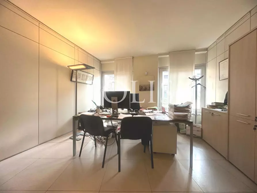 Immagine 9 di Ufficio in vendita  a Como