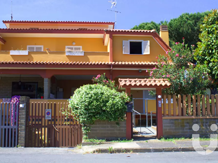 Immagine 1 di Villa in vendita  in Viale California a Ladispoli