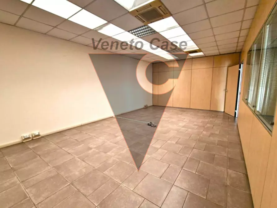 Immagine 11 di Ufficio in affitto  a Padova