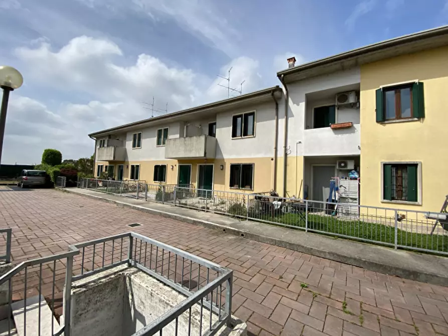 Immagine 1 di Villetta a schiera in vendita  in via IV Novembre 74/A a Castel D'azzano