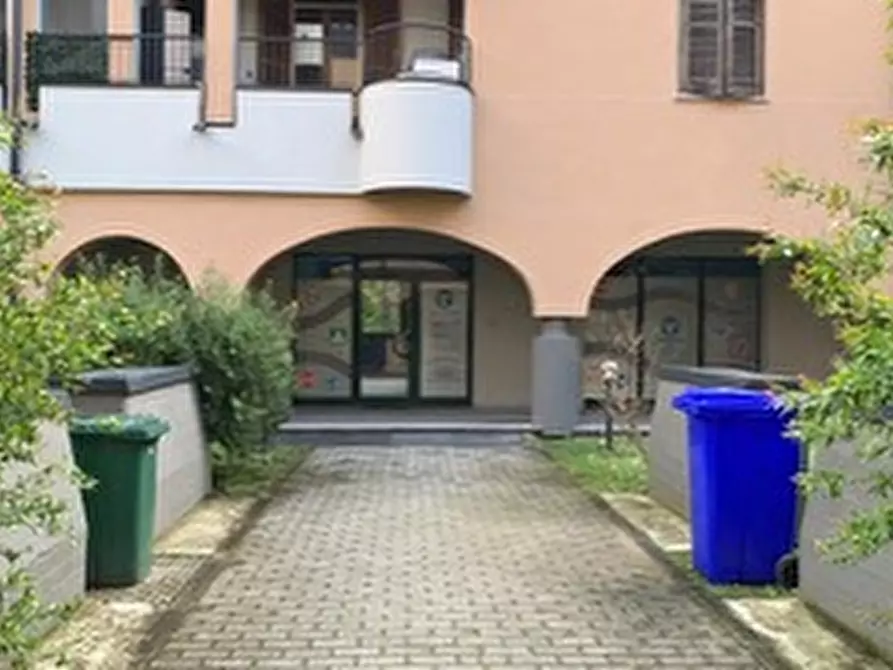 Immagine 1 di Negozio in affitto  in via Roma a Assago