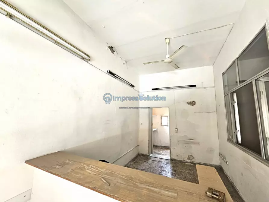 Immagine 11 di Negozio in vendita  in Via Giorgio Grassi a Napoli