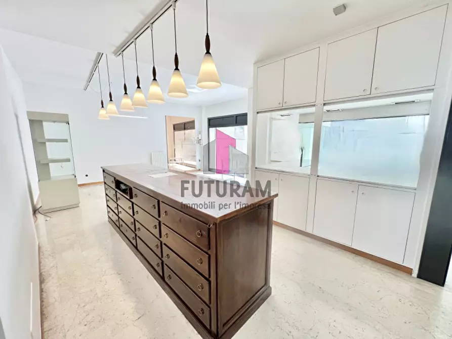 Immagine 5 di Negozio in affitto  in VIA MONTELLO a Thiene