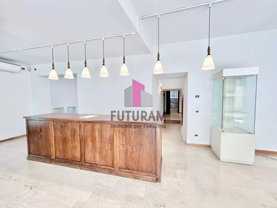 Immagine 12 di Negozio in affitto  in VIA MONTELLO a Thiene