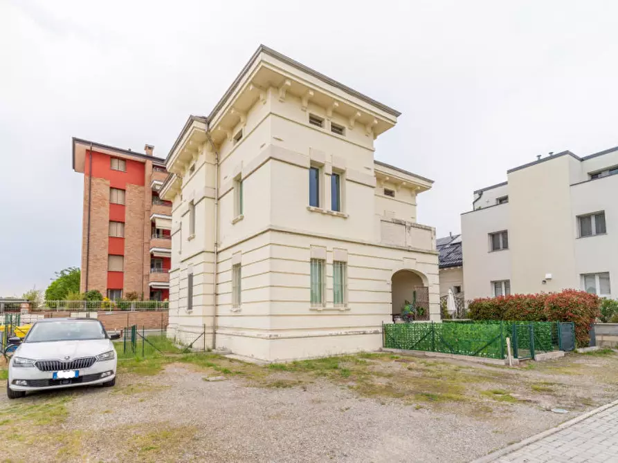 Immagine 1 di Palazzo in vendita  in Strada Langhirano n.157 a Parma