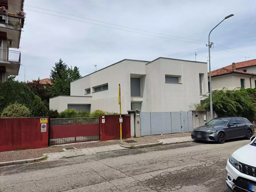 Immagine 1 di Villa in vendita  in via Pola, 42 - 33100 Udine (UD) a Udine