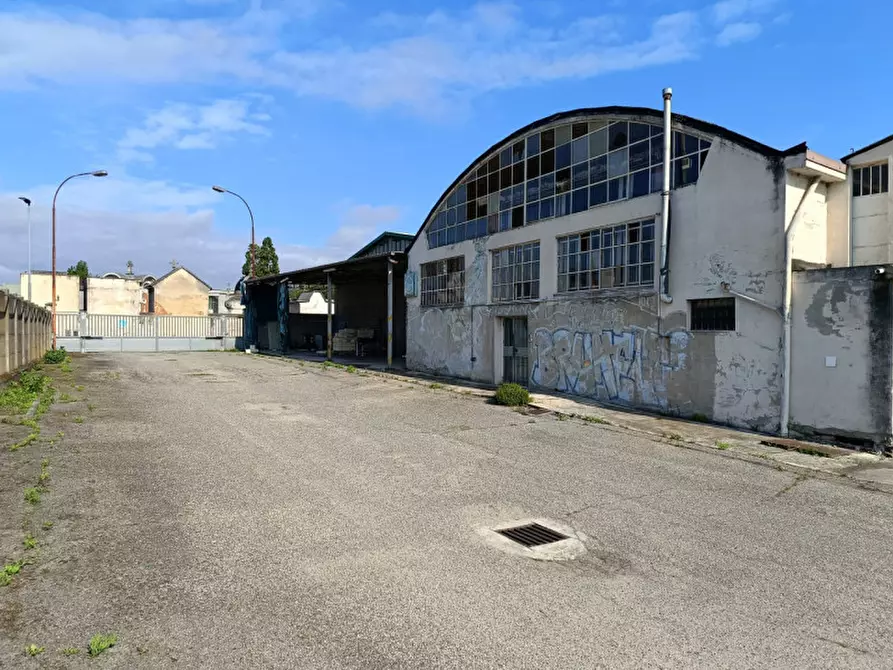 Immagine 1 di Capannone industriale in affitto  in Regione Cimitero 15 a Casale Monferrato