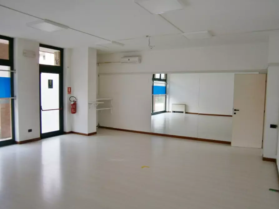 Immagine 1 di Negozio in vendita  in Vicolo Silvio Pellico a Caldogno