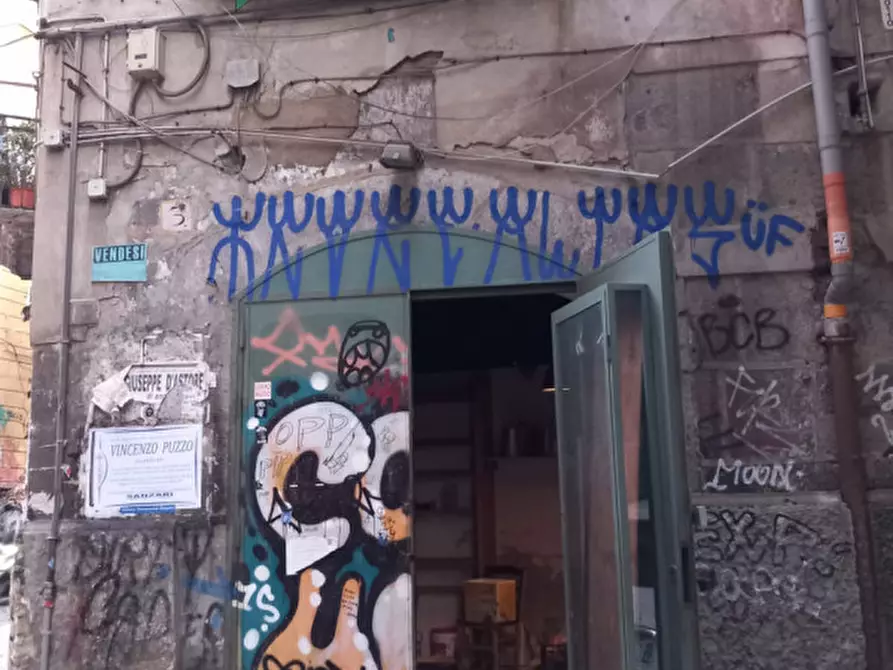 Immagine 1 di Negozio in affitto  in VIA BANCHI NUOVI a Napoli