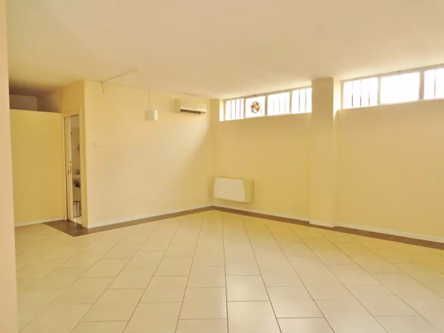 Immagine 2 di Negozio in vendita  in strada postumia a Vicenza