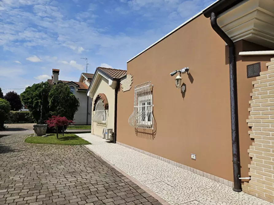Immagine 17 di Villa in vendita  a Selvazzano Dentro