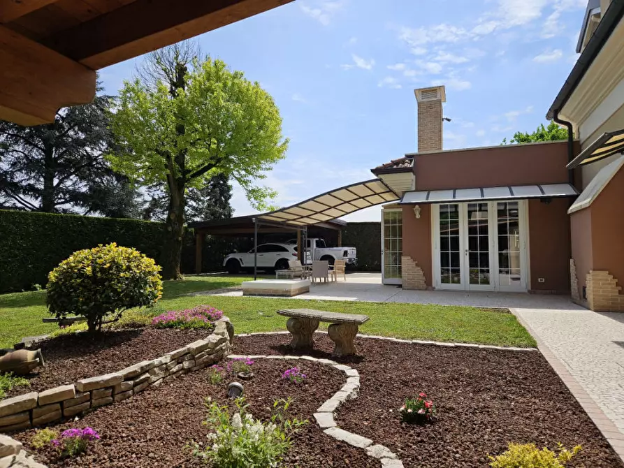 Immagine 23 di Villa in vendita  a Selvazzano Dentro