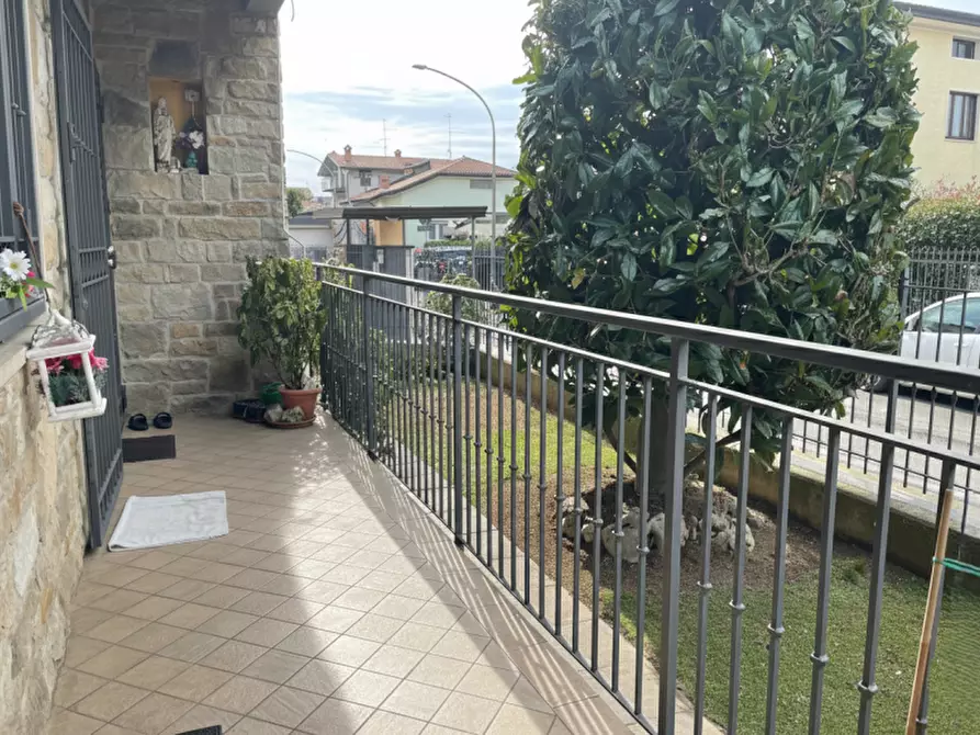 Immagine 3 di Villa in vendita  a Stezzano