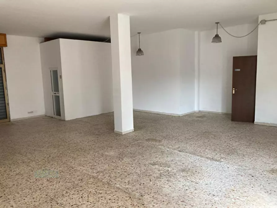 Immagine 2 di Laboratorio in vendita  in Via Piersanti Mattarella a Ceglie Messapico
