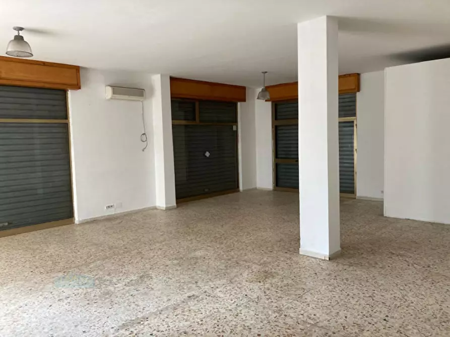 Immagine 3 di Laboratorio in vendita  in Via Piersanti Mattarella a Ceglie Messapico