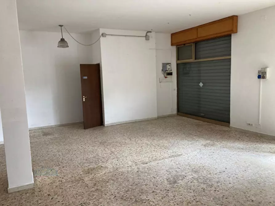 Immagine 4 di Laboratorio in vendita  in Via Piersanti Mattarella a Ceglie Messapico