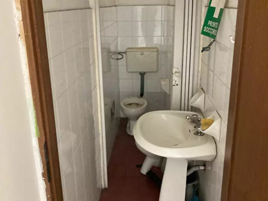 Immagine 5 di Laboratorio in vendita  in Via Piersanti Mattarella a Ceglie Messapico