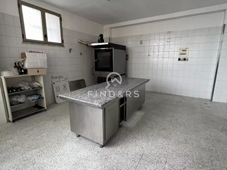 Immagine 4 di Negozio in vendita  in Strada Statale a Reggio Di Calabria