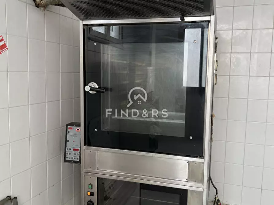 Immagine 5 di Negozio in vendita  in Strada Statale a Reggio Di Calabria