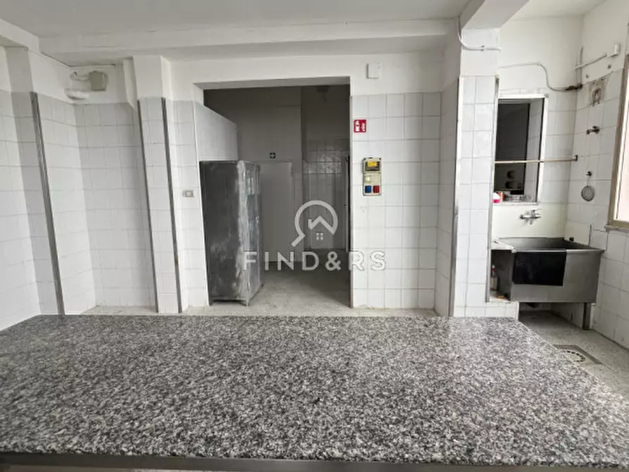 Immagine 6 di Negozio in vendita  in Strada Statale a Reggio Di Calabria