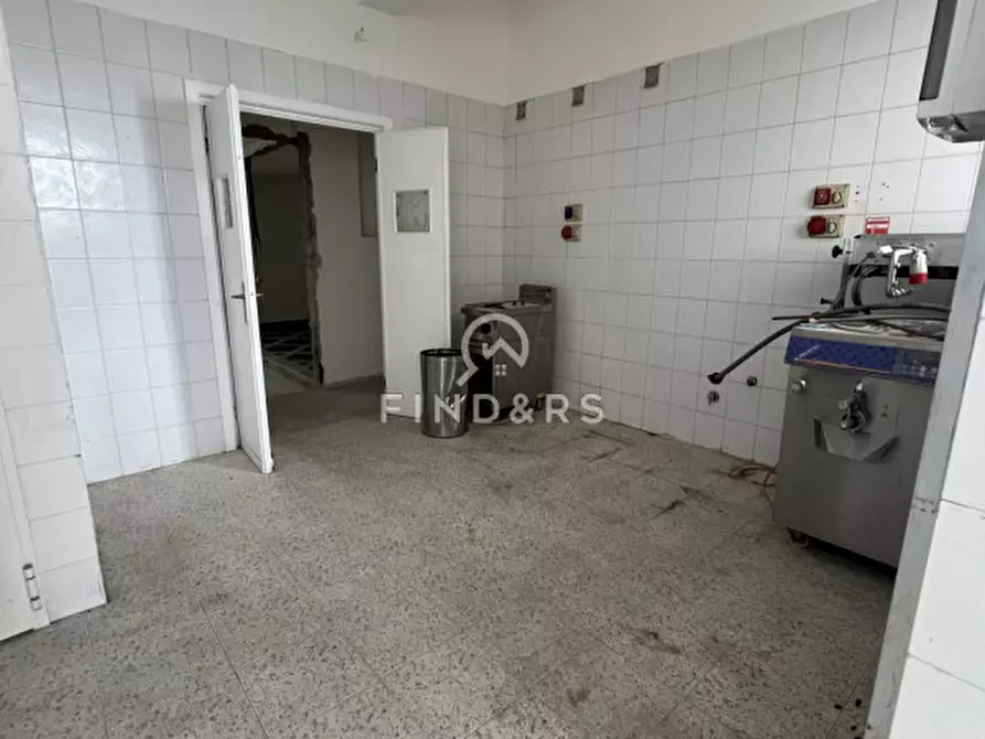 Immagine 7 di Negozio in vendita  in Strada Statale a Reggio Di Calabria