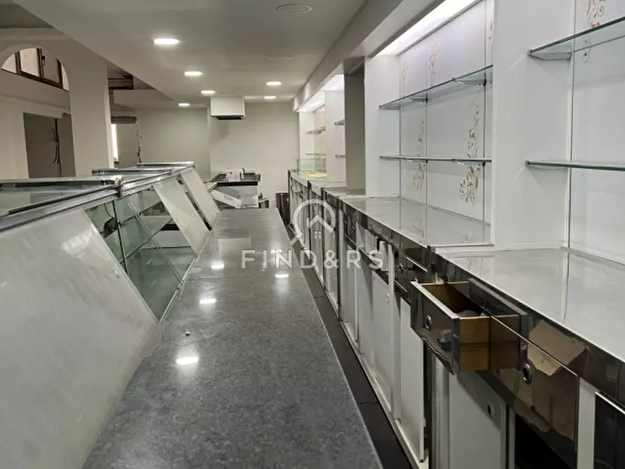 Immagine 9 di Negozio in vendita  in Strada Statale a Reggio Di Calabria