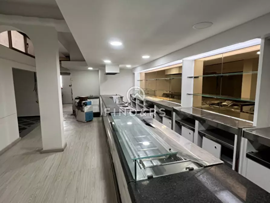 Immagine 10 di Negozio in vendita  in Strada Statale a Reggio Di Calabria