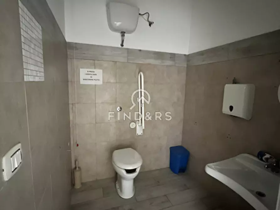 Immagine 11 di Negozio in vendita  in Strada Statale a Reggio Di Calabria