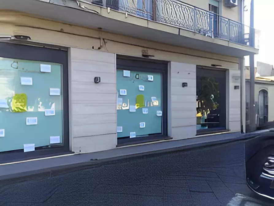 Immagine 9 di Negozio in vendita  in via Gramsci n. 213 a Riposto