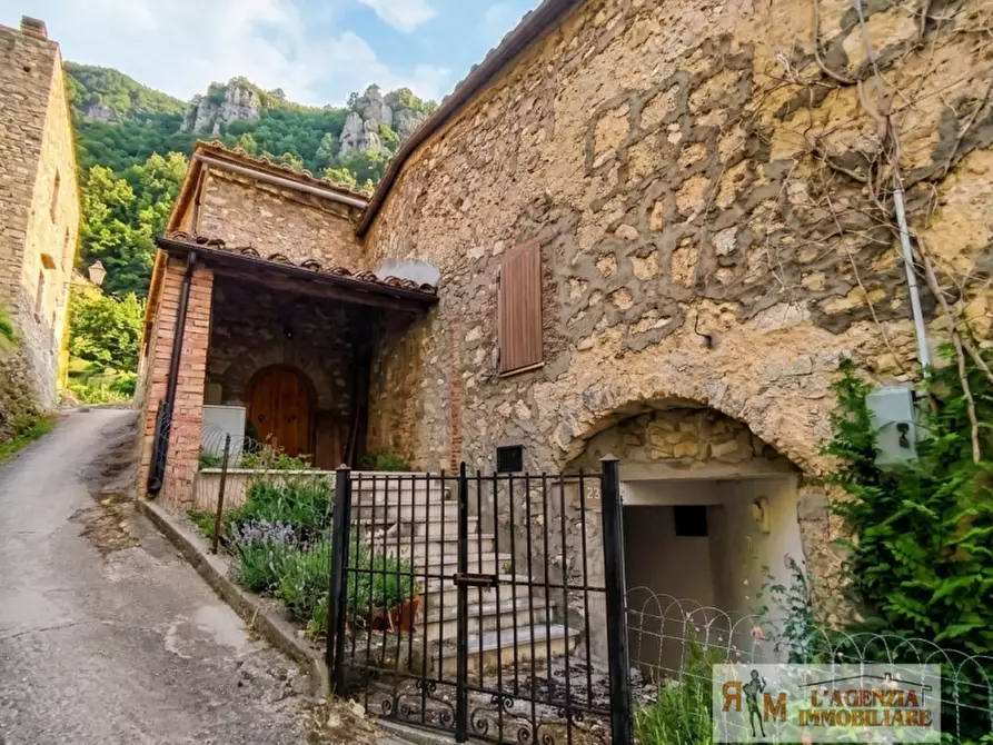 Immagine 1 di Villa in vendita  in Vasciano a Stroncone