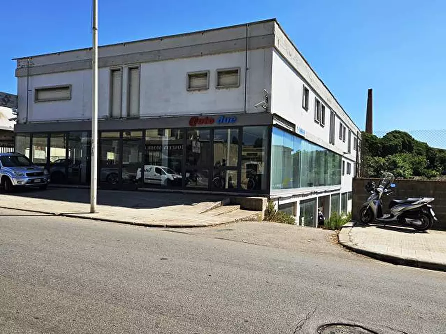 Immagine 2 di Magazzino in vendita  in VIALE PORTO TORRES 6 a Sassari