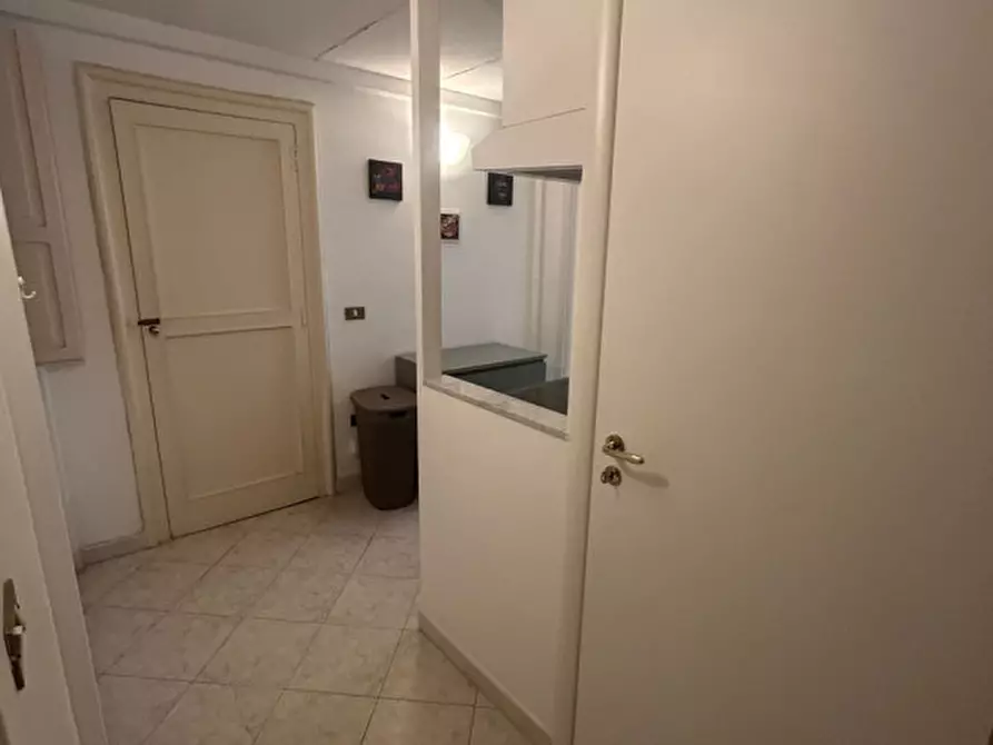 Immagine 10 di Appartamento in affitto  in Via Chiaia a Napoli