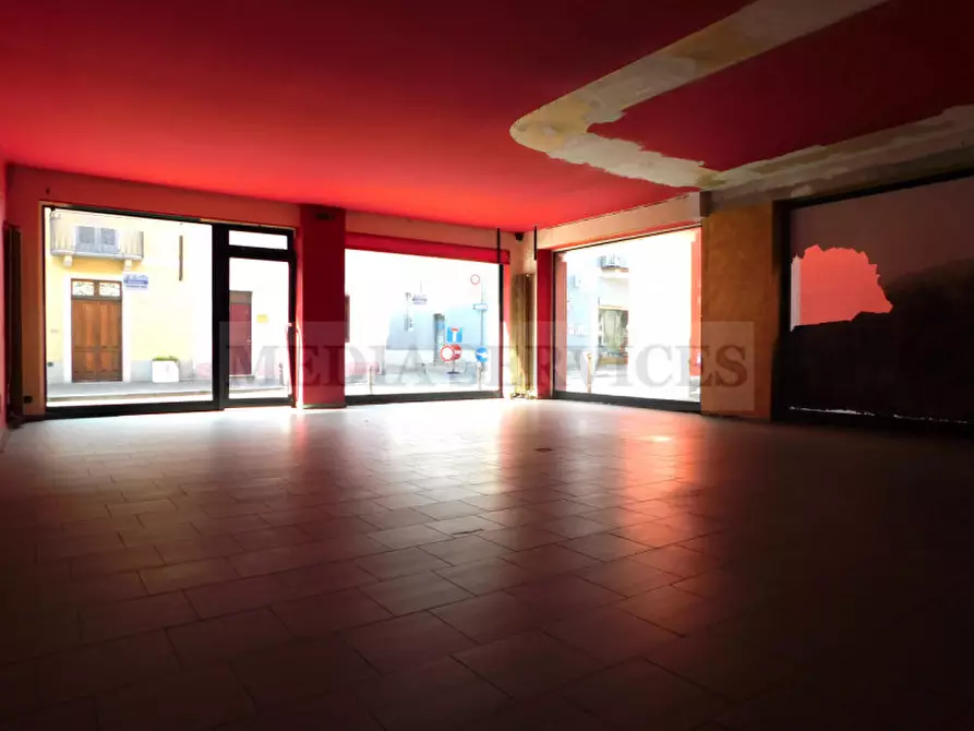 Immagine 5 di Negozio in vendita  in via Benedetto Cairoli n° 25 a Sannazzaro De' Burgondi