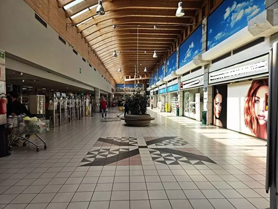 Immagine 3 di Negozio in vendita  in VIA AMILCARE PONCHIELLI 23 a Bologna