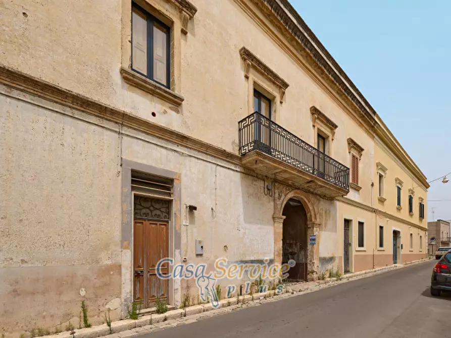 Immagine 1 di Palazzo in vendita  in Via Roma a Alezio