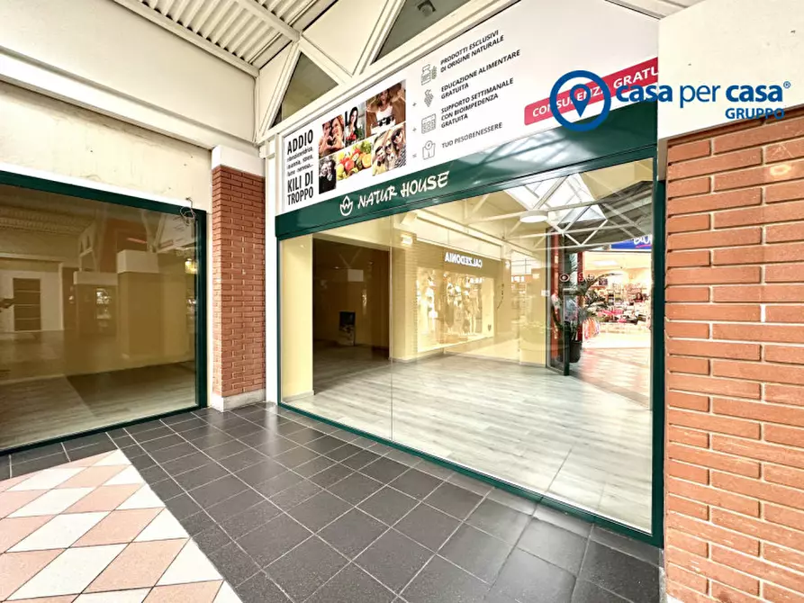 Immagine 3 di Negozio in vendita  in Via O. Scavazza 1769 a Giacciano Con Baruchella