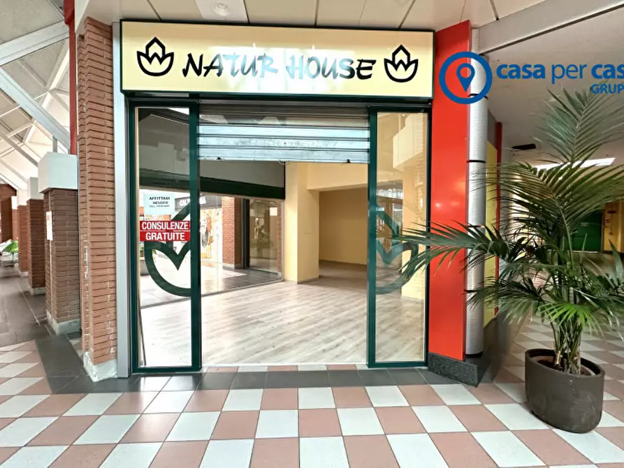 Immagine 4 di Negozio in vendita  in Via O. Scavazza 1769 a Giacciano Con Baruchella