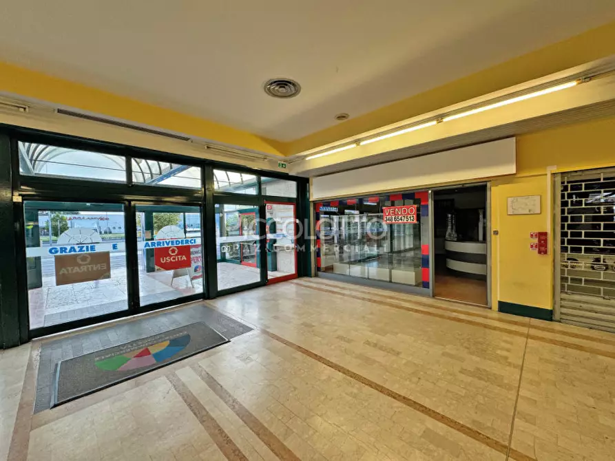 Immagine 2 di Negozio in vendita  in via Feltrina a Crocetta Del Montello