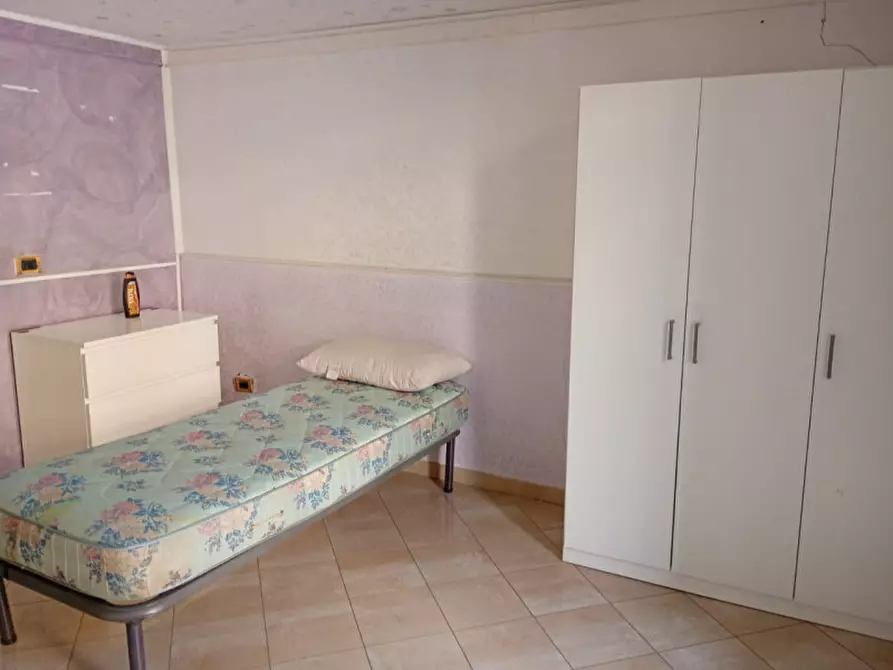 Immagine 2 di Camera in affitto  in via foria a Napoli