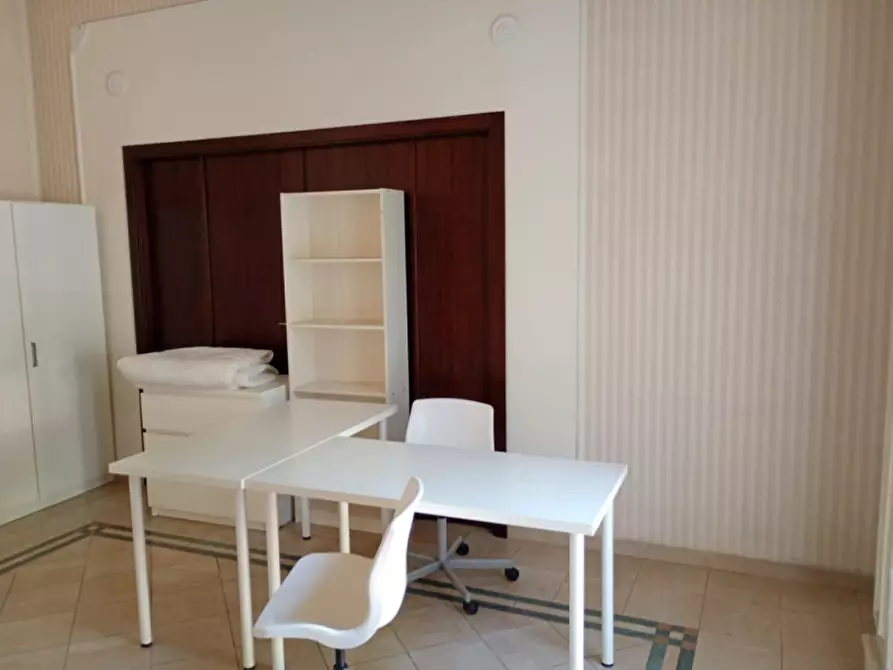 Immagine 3 di Camera in affitto  in via foria a Napoli