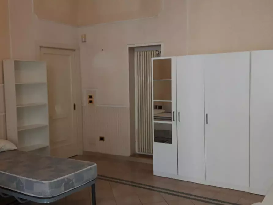 Immagine 7 di Camera in affitto  in via foria a Napoli