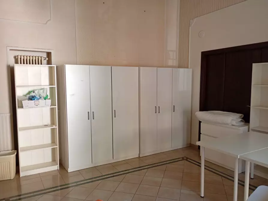 Immagine 8 di Camera in affitto  in via foria a Napoli