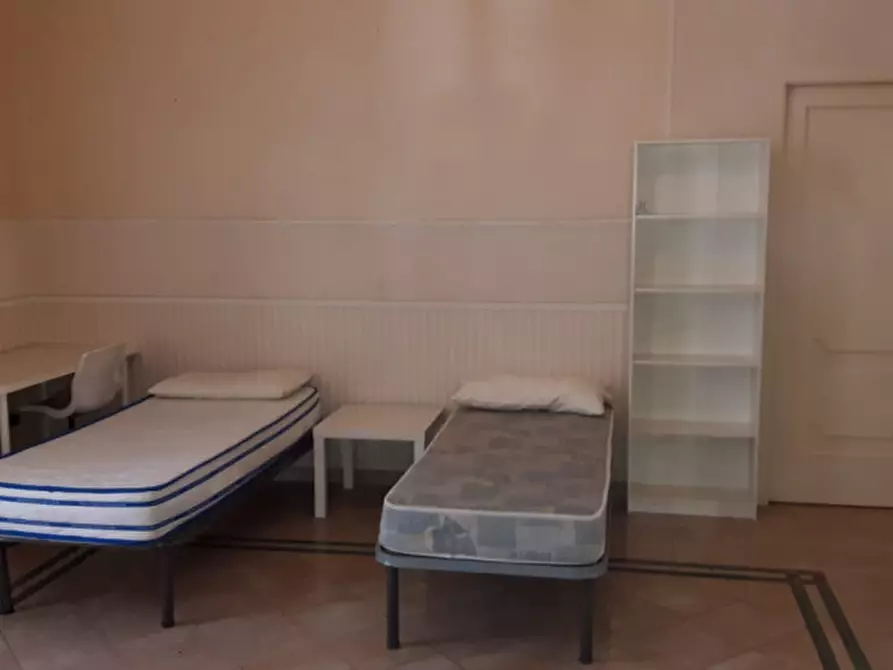 Immagine 9 di Camera in affitto  in via foria a Napoli