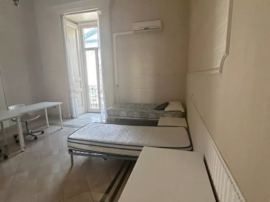 Immagine 15 di Camera in affitto  in via foria a Napoli