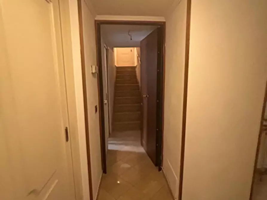 Immagine 17 di Camera in affitto  in via foria a Napoli